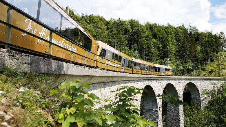 Mariazellerbahn "Die Himmelstreppe", © weinfranz.at Die Himmelstreppe überquert eine Brücke inmitten grüner Natur.