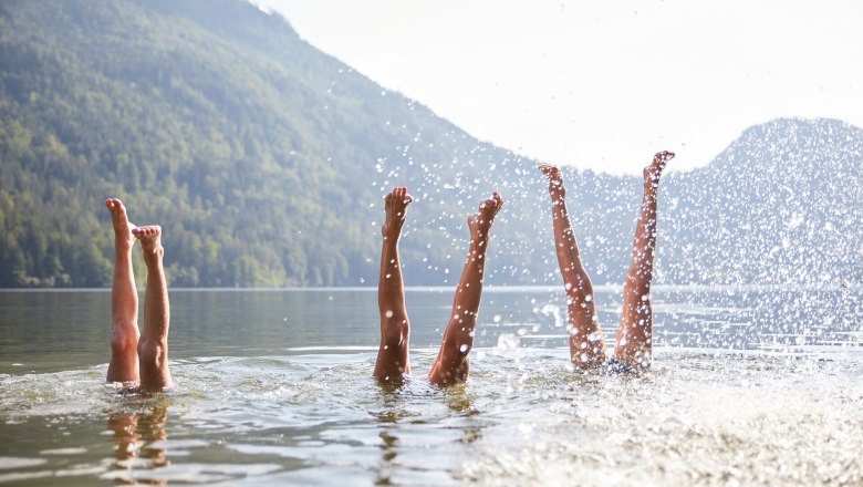 Lunz am See, Mostviertel, © Niederösterreich Werbung/Sophie Kirchner für Refugium Lunz Die warmen Sonnenstrahlen tanzen auf der Wasseroberfläche, während fröhliche Menschen mit ihren Beinen im klaren Wasser planschen. Umgeben von majestätischen Bergen und üppigem Grün, vermittelt dieser Ort ein Gefühl von Freiheit und Lebensfreude. Hier wird der Sommer in seiner schönsten Form erlebt.