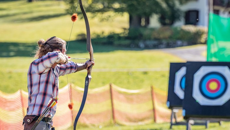 erfrischend treffsicher 3D_Bogenparkour(c)Ludwig_Fahrnberger_6L4A1710_191013, © Mostviertel Tourismus / Ludwig Fahrnberger Mann hält Pfeil und Bogen und zielt auf eine Scheibe.