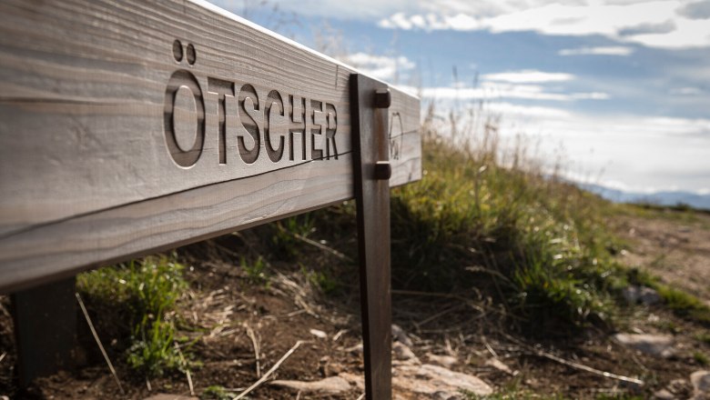Lackenhof am Ötscher, Wandern, Gipfel, Rauher Kamm, Mostviertel, © Martin Fülöp Die sanften Hügel und die majestätischen Gipfel laden zu unvergesslichen Wanderungen ein. Hier, wo die Natur in voller Pracht erblüht, können Besucher die frische Bergluft genießen und die atemberaubenden Ausblicke auf die umliegende Landschaft erleben.