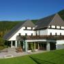 Young Hotel Annaberg, © zVg Gemeinde Annaberg A modern building with a pointed roof in a green landscape.