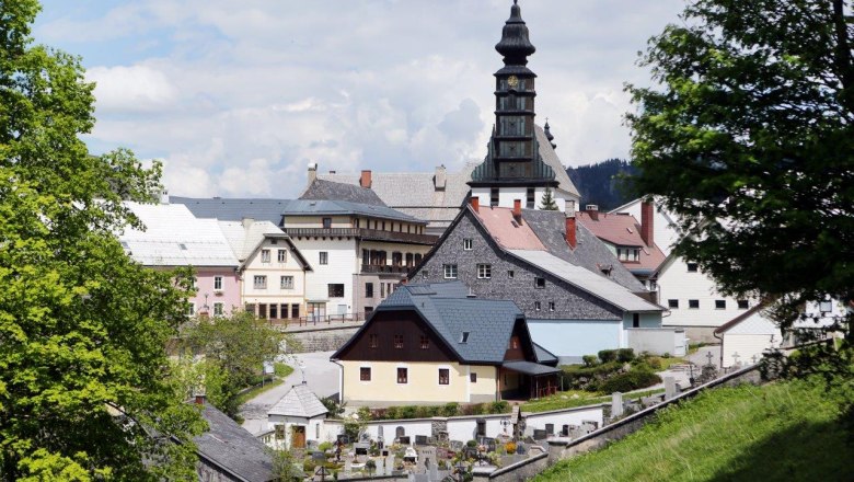 Blick auf Annaberg, © weinfranz.at Blick auf Annaberg mit Kirche und Friedhof im Vordergrund.