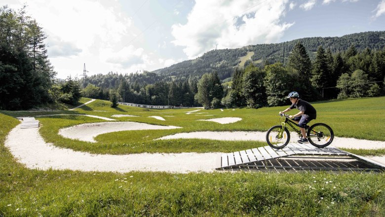 Biken im Mini-Bikepark, © Jolly Schwarz