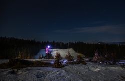 Unter dem funkelnden Sternenhimmel entfaltet sich die magische Atmosphäre einer Nachtskitour. Die schneebedeckten Hänge glitzern im Licht der Stirnlampen und laden Abenteurer ein, die winterliche Stille und die frische Bergluft zu genießen. Hier, im Herzen des Mariazellerlandes, wird jeder Schwung zum unvergesslichen Erlebnis.