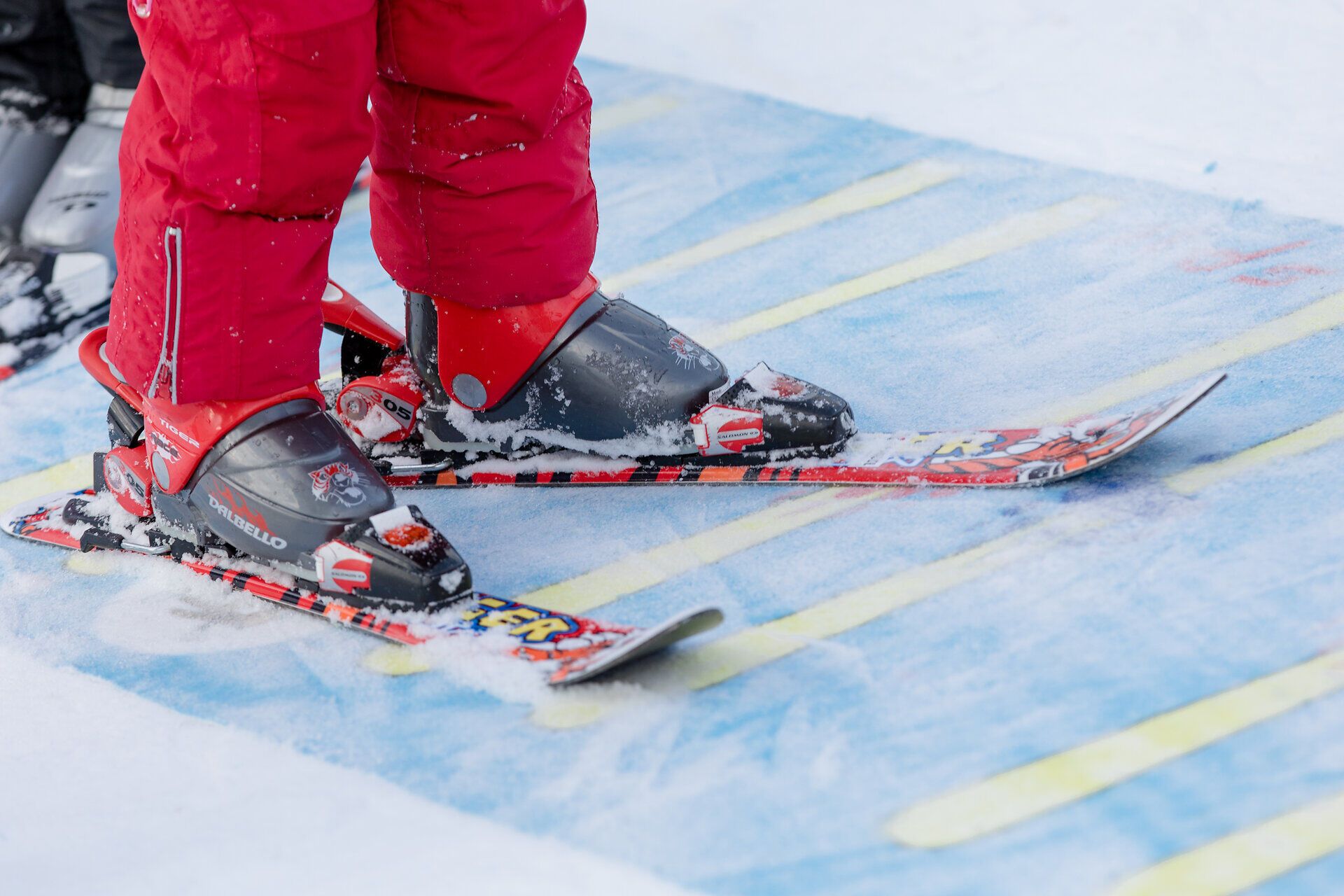 Die frische Bergluft und der glitzernde Schnee laden zu einem unvergesslichen Skitag ein. Kinder stehen bereit, um die Pisten zu erobern und ihre ersten Schwünge im Schnee zu meistern. Hier wird der Winter zum Abenteuer, das Freude und Begeisterung weckt.