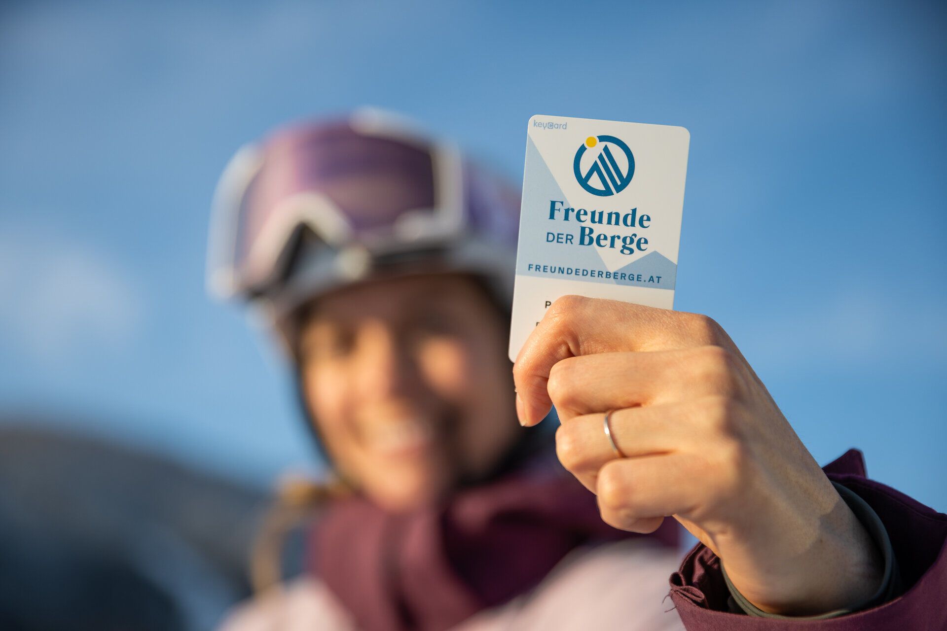 Die „Freunde der Berge“-Karte ermöglicht einen schnellen und unkomplizierten Zugang zu den Bergbahnen. Sie ist personalisiert, kann online mit dem gewünschten Ticket aufgeladen werden und ersetzt das Anstellen an der Kasse. Zusätzlich profitieren Nutzer von exklusiven Angeboten sowie regelmäßigen Informationen per Newsletter.