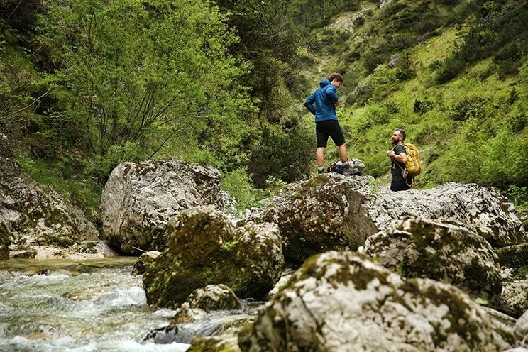 Hikers by the water - Hintere Tormäuer