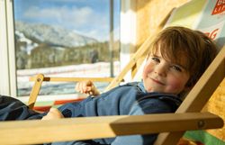 Spaß für Groß und Klein bei den Annaberger Liften mit dem liebevoll gestalteten Anna-Land und Nikis Pisten-Abenteuer.
Ein Märchenwald mit sprechenden Tieren, Seillift und Zauberteppich sorgt für spielerisches Skivergnügen.
Leichte Hänge im Ski-Zentrum Reidl bieten ideale Bedingungen für Kinder und Anfänger.
Niki der Fuchs begleitet die kleinen Gäste mit bunten Stationen und viel Bewegung durch den Winter.