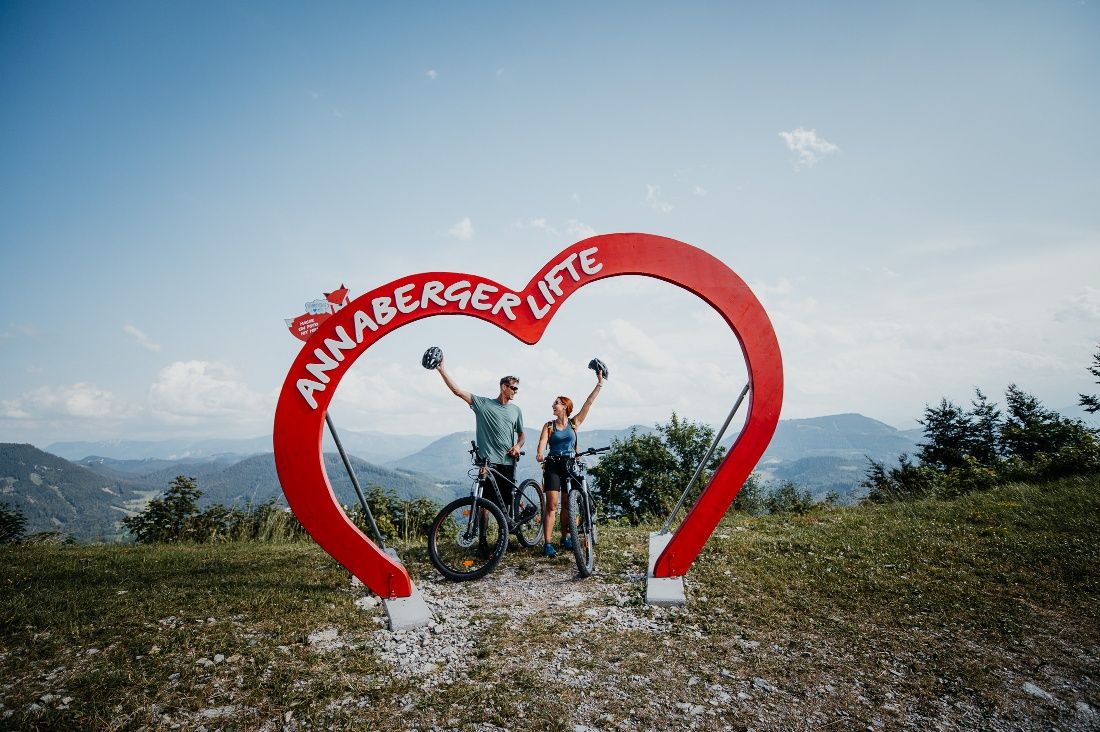 2 Mountainbiker am Hennesteck, unter dem Annaberger Lifte Herz