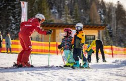 Spaß für Groß und Klein bei den Annaberger Liften mit dem liebevoll gestalteten Anna-Land und Nikis Pisten-Abenteuer.
Ein Märchenwald mit sprechenden Tieren, Seillift und Zauberteppich sorgt für spielerisches Skivergnügen.
Leichte Hänge im Ski-Zentrum Reidl bieten ideale Bedingungen für Kinder und Anfänger.
Niki der Fuchs begleitet die kleinen Gäste mit bunten Stationen und viel Bewegung durch den Winter.