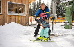 Spaß für Groß und Klein bei den Annaberger Liften mit dem liebevoll gestalteten Anna-Land und Nikis Pisten-Abenteuer.
Ein Märchenwald mit sprechenden Tieren, Seillift und Zauberteppich sorgt für spielerisches Skivergnügen.
Leichte Hänge im Ski-Zentrum Reidl bieten ideale Bedingungen für Kinder und Anfänger.
Niki der Fuchs begleitet die kleinen Gäste mit bunten Stationen und viel Bewegung durch den Winter.