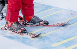 Die frische Bergluft und der glitzernde Schnee laden zu einem unvergesslichen Skitag ein. Kinder stehen bereit, um die Pisten zu erobern und ihre ersten Schwünge im Schnee zu meistern. Hier wird der Winter zum Abenteuer, das Freude und Begeisterung weckt.