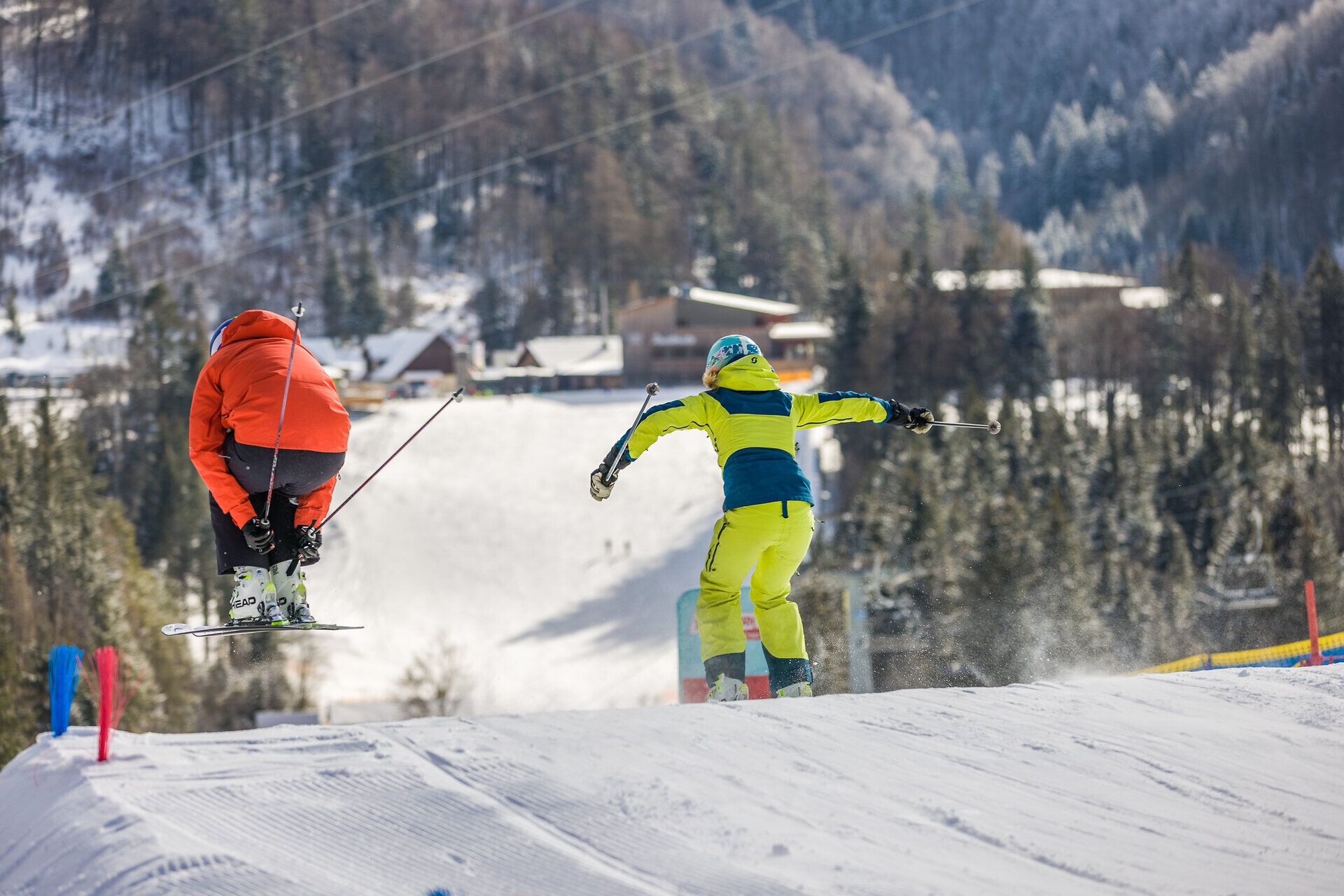 Die Annaberger Lifte bieten ein vielseitiges Wintererlebnis für Skifahrer und Snowboarder aller Könnensstufen.
Im Anna-Park können sich Fortgeschrittene auf Rails, Boxen, Kickern und einer Boardercross-Strecke austoben.
Familien und Naturfreunde genießen bestens präparierte Pisten in der idyllischen Bergwelt der Mostviertler Alpen.
Von der Übungspiste bis zu anspruchsvollen Hängen verbindet das Skigebiet Sport, Spaß und Naturerlebnis.