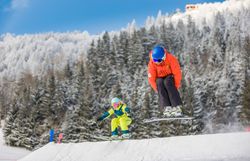 Die Annaberger Lifte bieten ein vielseitiges Wintererlebnis für Skifahrer und Snowboarder aller Könnensstufen.
Im Anna-Park können sich Fortgeschrittene auf Rails, Boxen, Kickern und einer Boardercross-Strecke austoben.
Familien und Naturfreunde genießen bestens präparierte Pisten in der idyllischen Bergwelt der Mostviertler Alpen.
Von der Übungspiste bis zu anspruchsvollen Hängen verbindet das Skigebiet Sport, Spaß und Naturerlebnis.