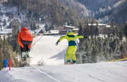 Die Annaberger Lifte bieten ein vielseitiges Wintererlebnis für Skifahrer und Snowboarder aller Könnensstufen.
Im Anna-Park können sich Fortgeschrittene auf Rails, Boxen, Kickern und einer Boardercross-Strecke austoben.
Familien und Naturfreunde genießen bestens präparierte Pisten in der idyllischen Bergwelt der Mostviertler Alpen.
Von der Übungspiste bis zu anspruchsvollen Hängen verbindet das Skigebiet Sport, Spaß und Naturerlebnis.