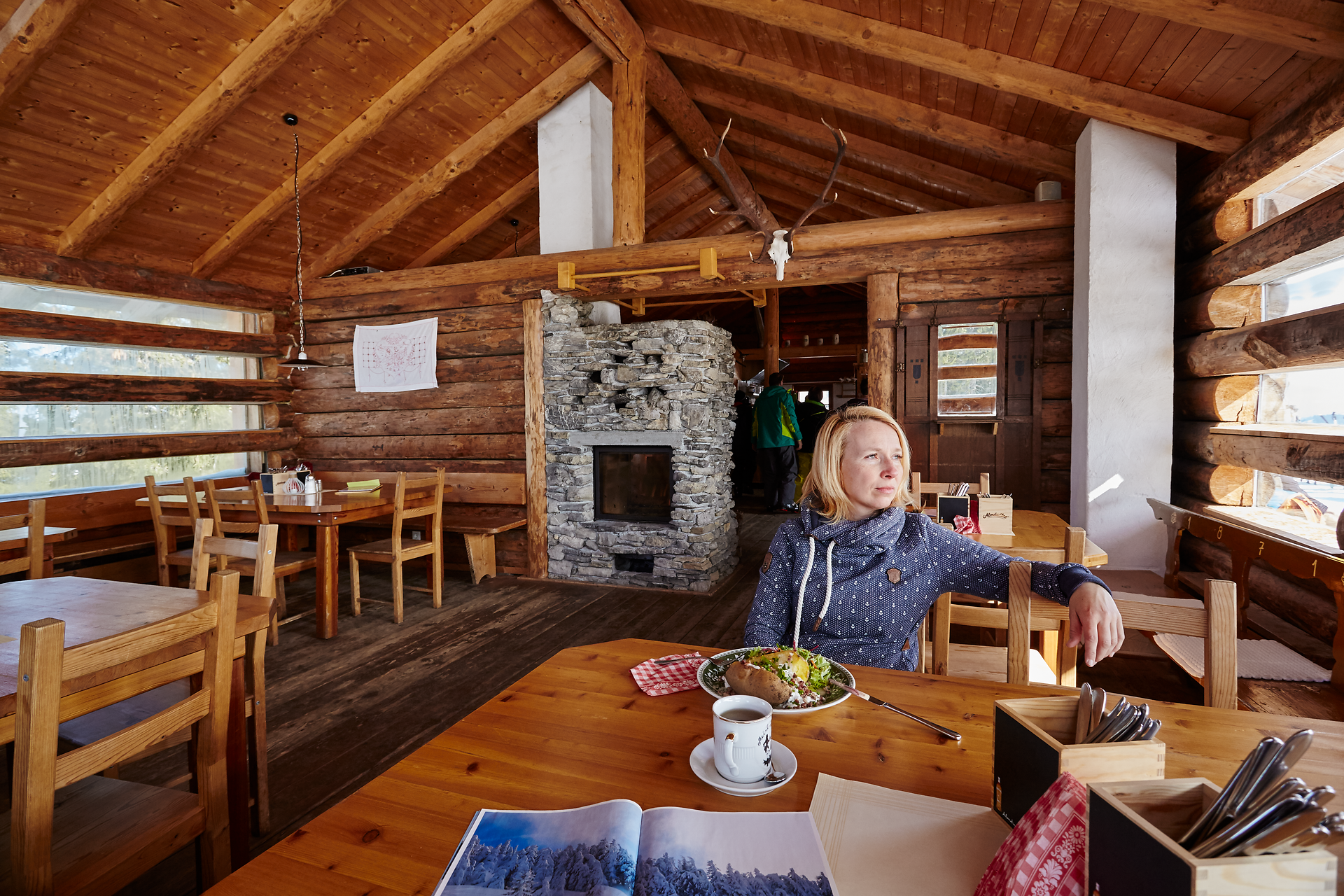 In der gemütlichen Atmosphäre der Anna-Alm genießen Besucher eine köstliche Mahlzeit, während sie den Blick auf die umliegenden Berge schweifen lassen. Das rustikale Holzinterieur und die einladende Stimmung laden dazu ein, sich zu entspannen und die Schönheit der Natur zu erleben.