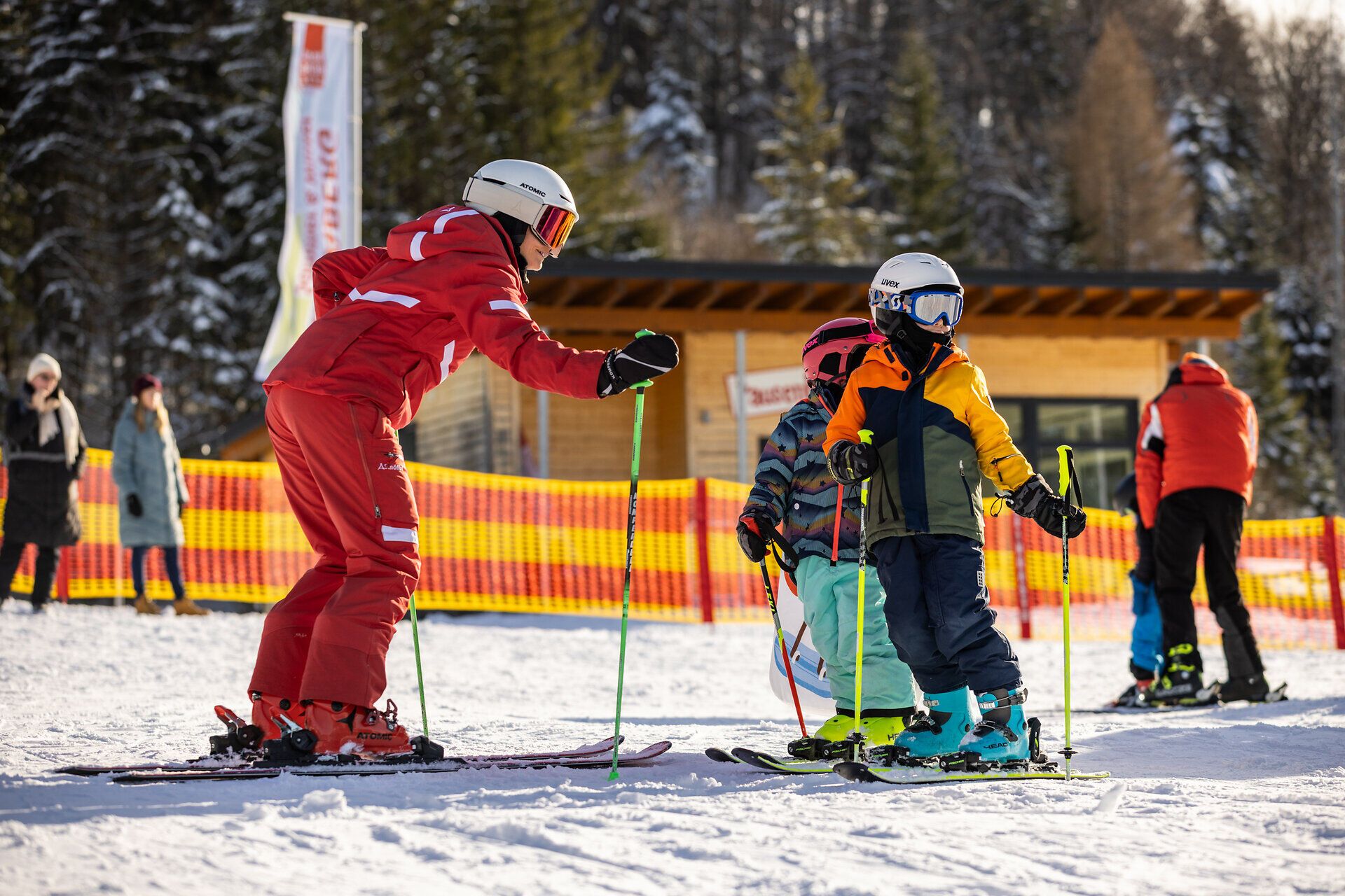 Spaß für Groß und Klein bei den Annaberger Liften mit dem liebevoll gestalteten Anna-Land und Nikis Pisten-Abenteuer.
Ein Märchenwald mit sprechenden Tieren, Seillift und Zauberteppich sorgt für spielerisches Skivergnügen.
Leichte Hänge im Ski-Zentrum Reidl bieten ideale Bedingungen für Kinder und Anfänger.
Niki der Fuchs begleitet die kleinen Gäste mit bunten Stationen und viel Bewegung durch den Winter.