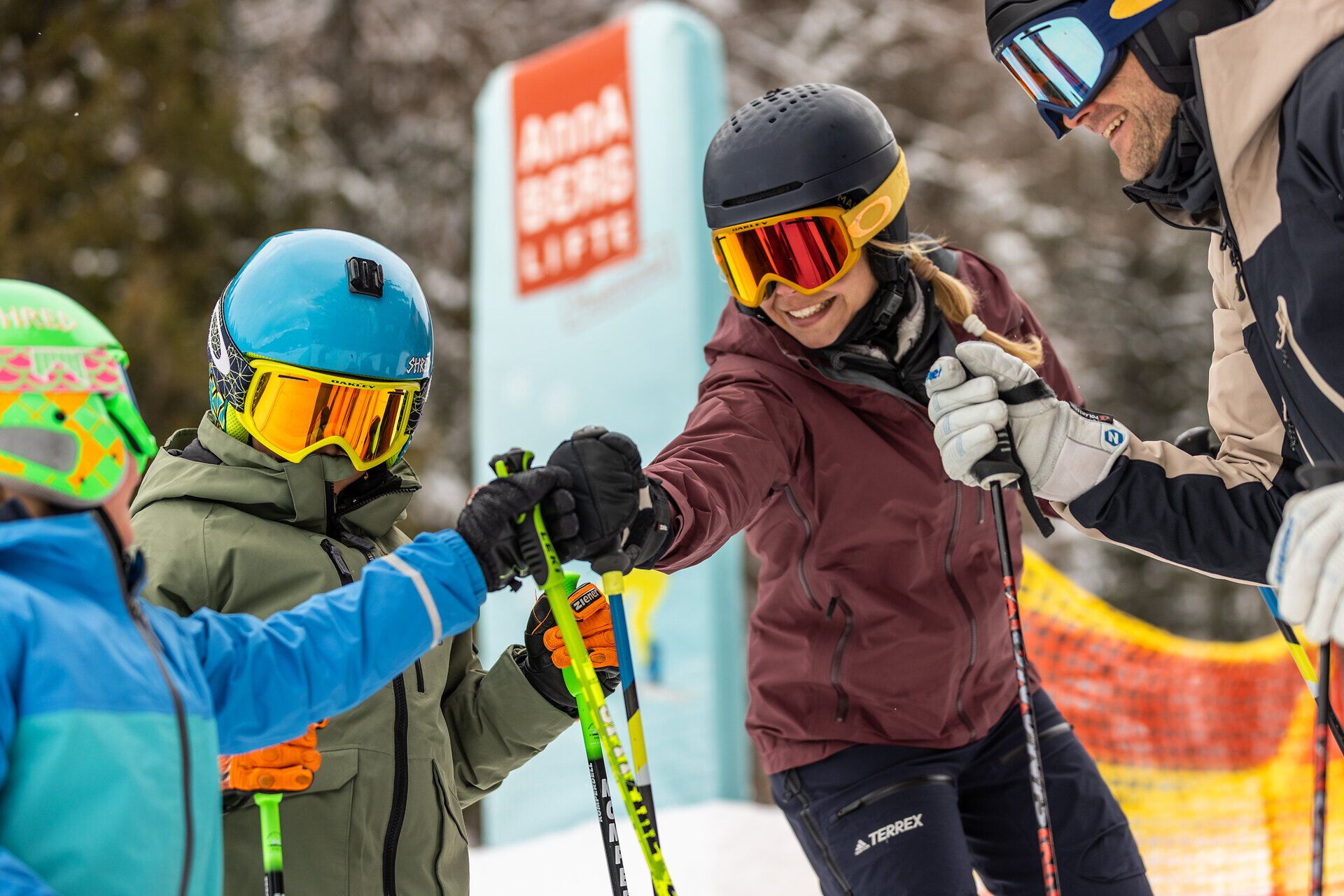 Die Annaberger Lifte bieten ein vielseitiges Wintererlebnis für Skifahrer und Snowboarder aller Könnensstufen.
Im Anna-Park können sich Fortgeschrittene auf Rails, Boxen, Kickern und einer Boardercross-Strecke austoben.
Familien und Naturfreunde genießen bestens präparierte Pisten in der idyllischen Bergwelt der Mostviertler Alpen.
Von der Übungspiste bis zu anspruchsvollen Hängen verbindet das Skigebiet Sport, Spaß und Naturerlebnis.