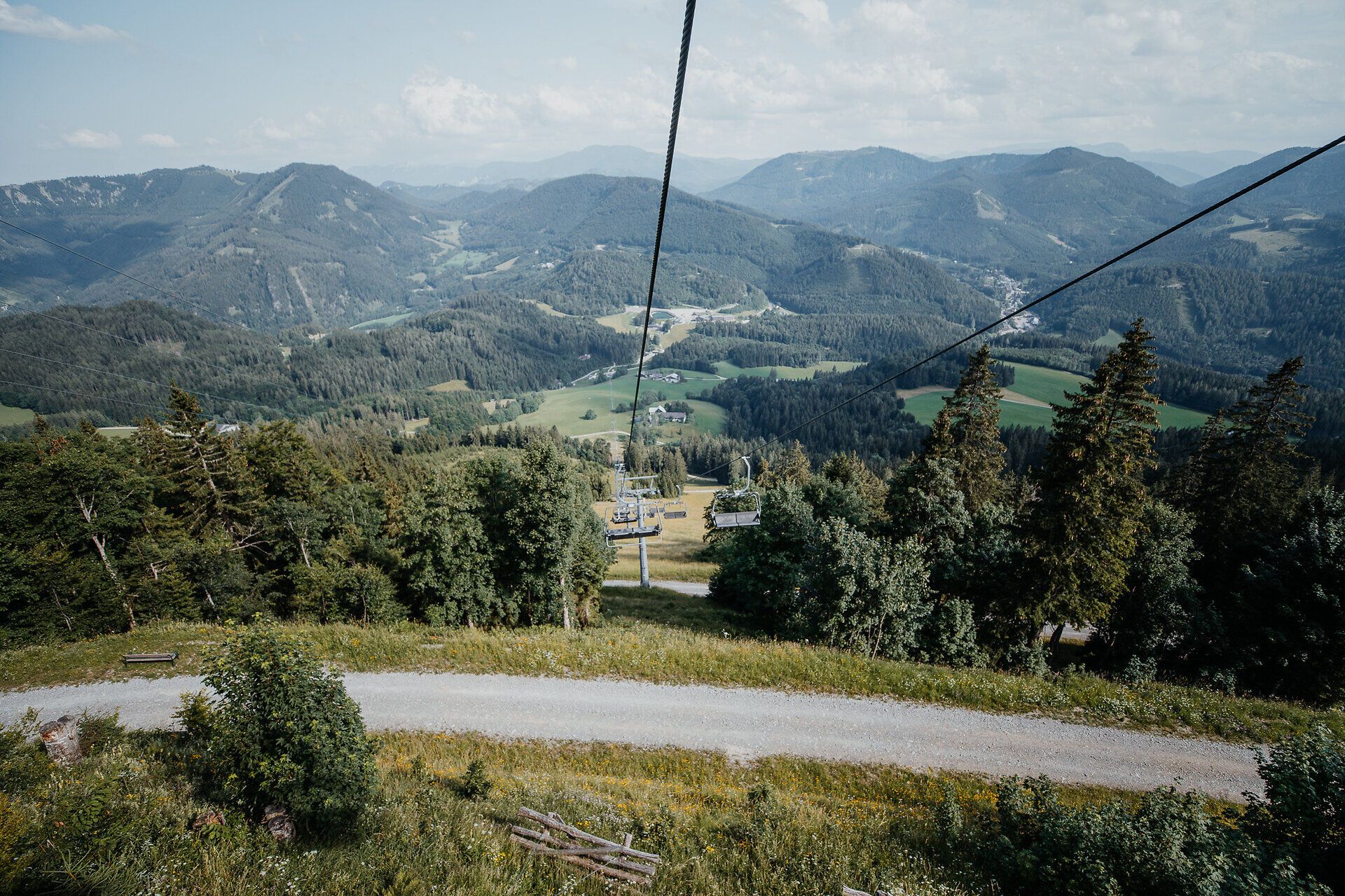 Die Natur genießen und entdecken bei den Annaberger Liften am Annaberg. Die Umgebung ist geprägt von alpiner Landschaft mit Wiesen, Bergen und Wanderwegen, die zum Erkunden und Verweilen einladen.