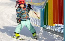 Spaß für Groß und Klein bei den Annaberger Liften mit dem liebevoll gestalteten Anna-Land und Nikis Pisten-Abenteuer.
Ein Märchenwald mit sprechenden Tieren, Seillift und Zauberteppich sorgt für spielerisches Skivergnügen.
Leichte Hänge im Ski-Zentrum Reidl bieten ideale Bedingungen für Kinder und Anfänger.
Niki der Fuchs begleitet die kleinen Gäste mit bunten Stationen und viel Bewegung durch den Winter.