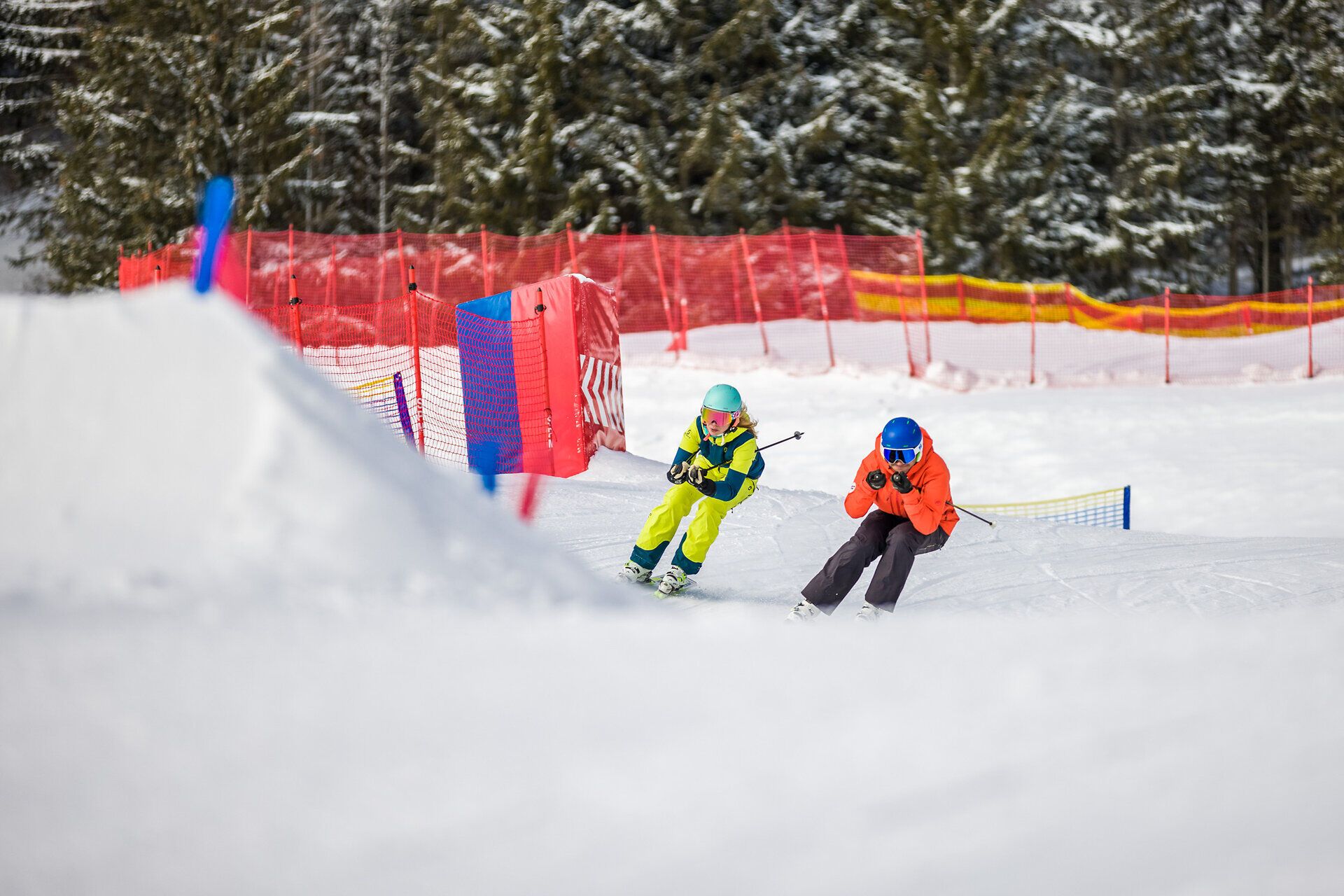 Die Annaberger Lifte bieten ein vielseitiges Wintererlebnis für Skifahrer und Snowboarder aller Könnensstufen.
Im Anna-Park können sich Fortgeschrittene auf Rails, Boxen, Kickern und einer Boardercross-Strecke austoben.
Familien und Naturfreunde genießen bestens präparierte Pisten in der idyllischen Bergwelt der Mostviertler Alpen.
Von der Übungspiste bis zu anspruchsvollen Hängen verbindet das Skigebiet Sport, Spaß und Naturerlebnis.