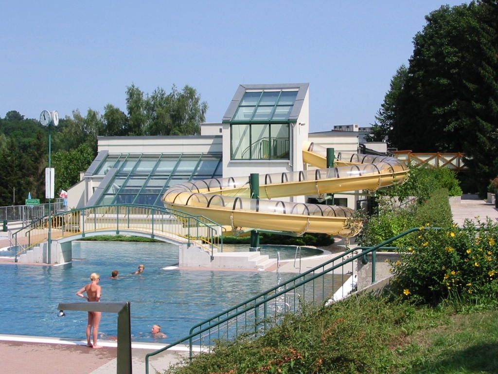 Exterior view of the Scheibbs all-weather pool with slide and swimming pool.
