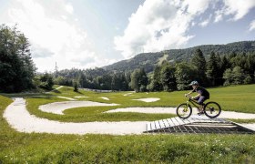 Biken im Mini-Bikepark, © Jolly Schwarz
