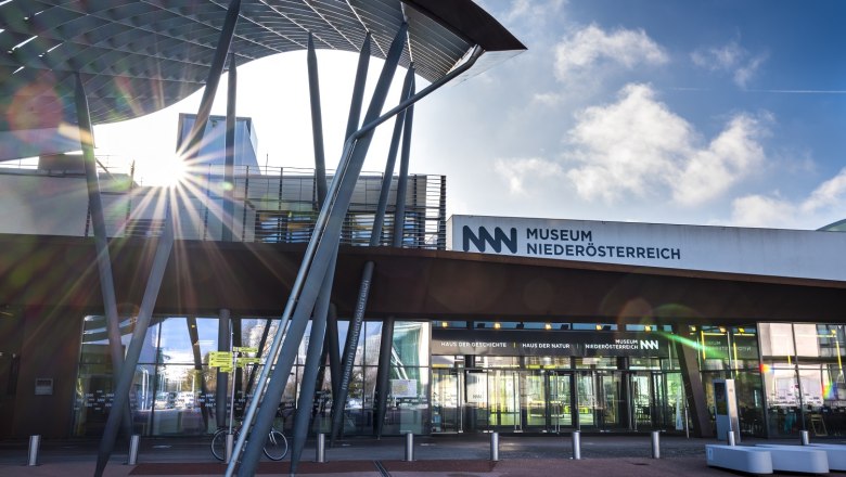 Entrance to the Museum Niederösterreich with modern architecture and rays of sunshine.