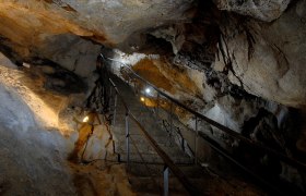 Innenansicht der Nixhöhle in Frankenfels mit beleuchteter Treppe.
