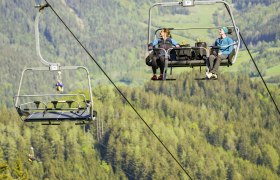 Entspannende Liftfahrt auf das Hennesteck, © Martin Fülöp