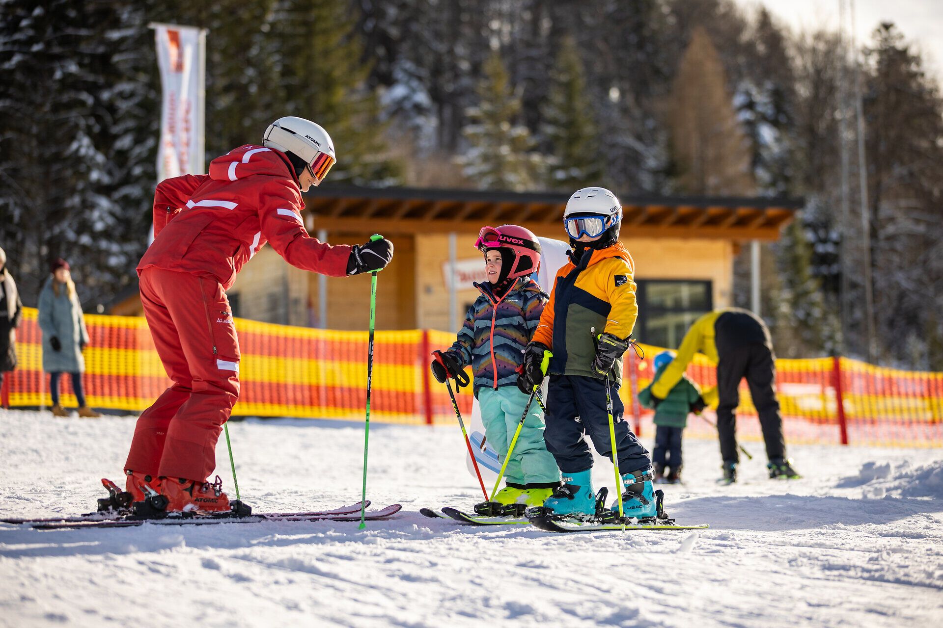 Spaß für Groß und Klein bei den Annaberger Liften mit dem liebevoll gestalteten Anna-Land und Nikis Pisten-Abenteuer.
Ein Märchenwald mit sprechenden Tieren, Seillift und Zauberteppich sorgt für spielerisches Skivergnügen.
Leichte Hänge im Ski-Zentrum Reidl bieten ideale Bedingungen für Kinder und Anfänger.
Niki der Fuchs begleitet die kleinen Gäste mit bunten Stationen und viel Bewegung durch den Winter.