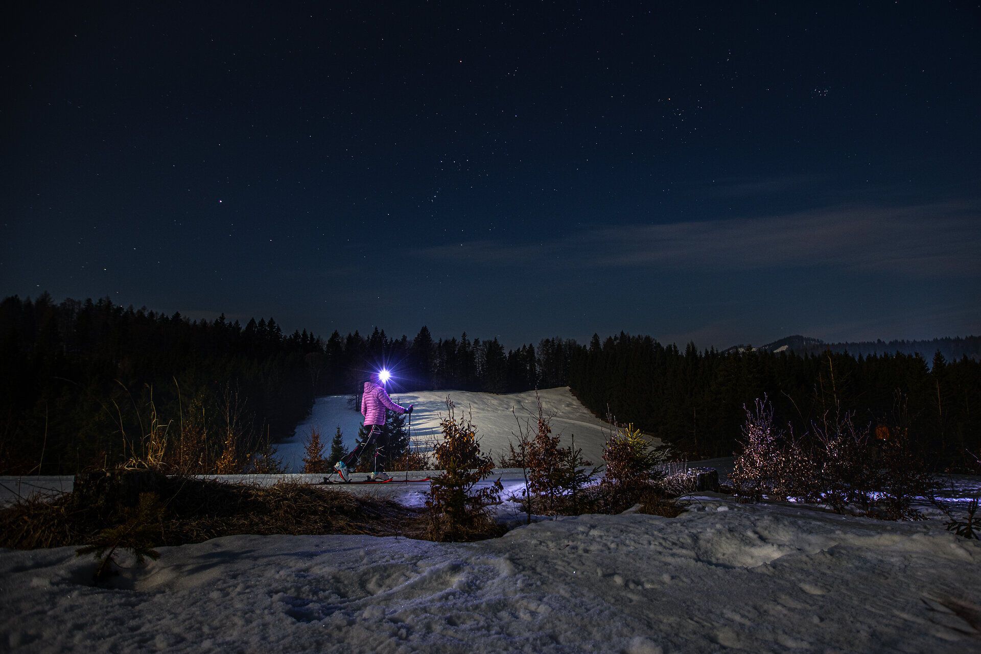 Unter dem funkelnden Sternenhimmel entfaltet sich die magische Atmosphäre einer Nachtskitour. Die schneebedeckten Hänge glitzern im Licht der Stirnlampen und laden Abenteurer ein, die winterliche Stille und die frische Bergluft zu genießen. Hier, im Herzen des Mariazellerlandes, wird jeder Schwung zum unvergesslichen Erlebnis.