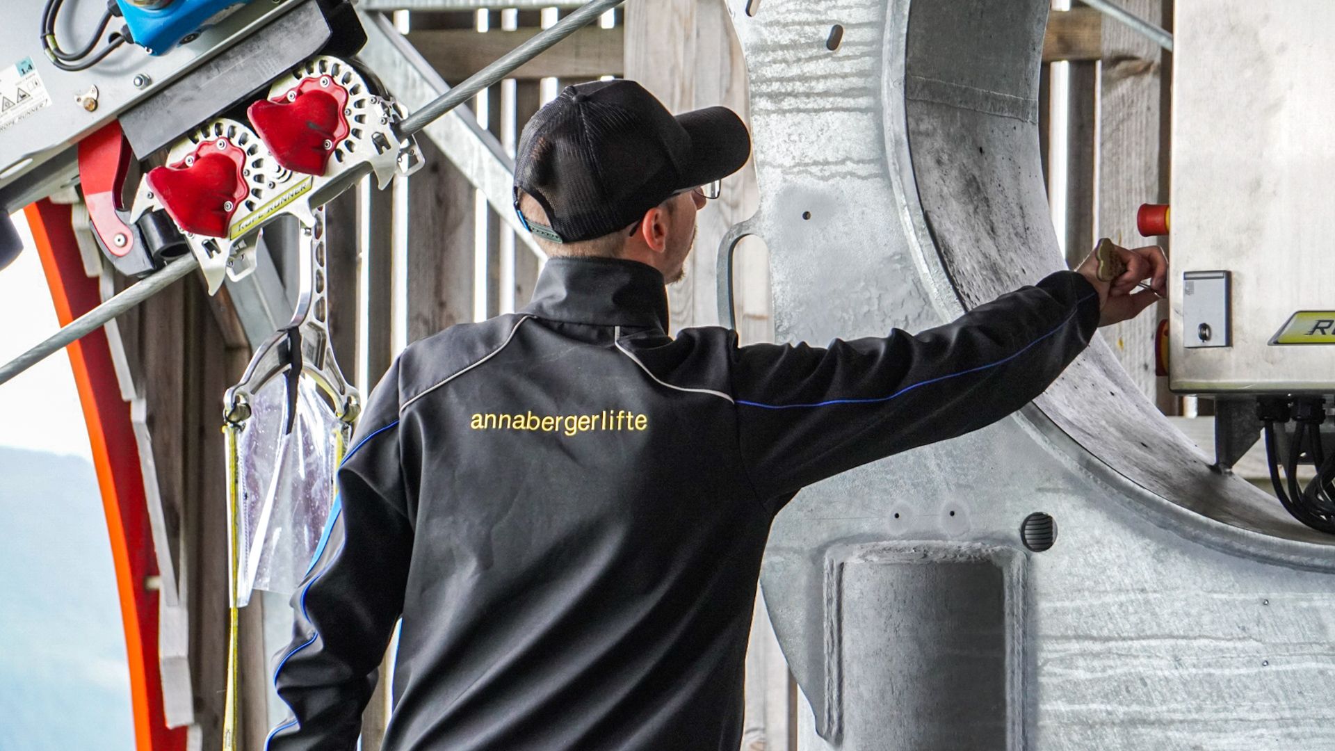 Mitarbeiter der Annaberger Lifte überprüft die Technik der Sesselbahn an der Bergstation.