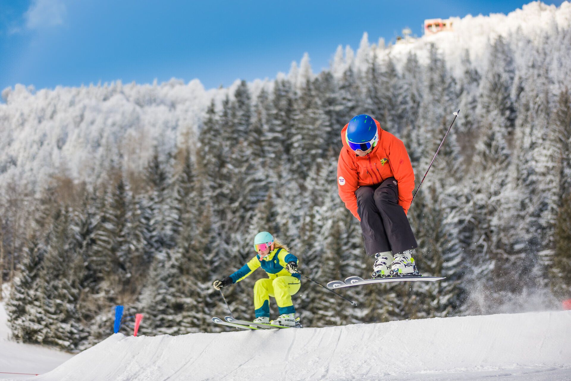 Die Annaberger Lifte bieten ein vielseitiges Wintererlebnis für Skifahrer und Snowboarder aller Könnensstufen.
Im Anna-Park können sich Fortgeschrittene auf Rails, Boxen, Kickern und einer Boardercross-Strecke austoben.
Familien und Naturfreunde genießen bestens präparierte Pisten in der idyllischen Bergwelt der Mostviertler Alpen.
Von der Übungspiste bis zu anspruchsvollen Hängen verbindet das Skigebiet Sport, Spaß und Naturerlebnis.