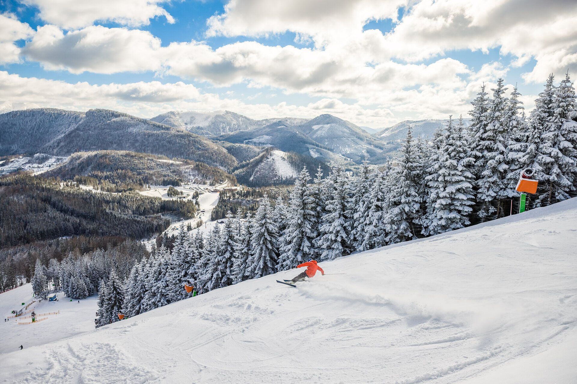 Die Annaberger Lifte bieten ein vielseitiges Wintererlebnis für Skifahrer und Snowboarder aller Könnensstufen.
Im Anna-Park können sich Fortgeschrittene auf Rails, Boxen, Kickern und einer Boardercross-Strecke austoben.
Familien und Naturfreunde genießen bestens präparierte Pisten in der idyllischen Bergwelt der Mostviertler Alpen.
Von der Übungspiste bis zu anspruchsvollen Hängen verbindet das Skigebiet Sport, Spaß und Naturerlebnis.