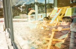 Spaß für Groß und Klein bei den Annaberger Liften mit dem liebevoll gestalteten Anna-Land und Nikis Pisten-Abenteuer.
Ein Märchenwald mit sprechenden Tieren, Seillift und Zauberteppich sorgt für spielerisches Skivergnügen.
Leichte Hänge im Ski-Zentrum Reidl bieten ideale Bedingungen für Kinder und Anfänger.
Niki der Fuchs begleitet die kleinen Gäste mit bunten Stationen und viel Bewegung durch den Winter.