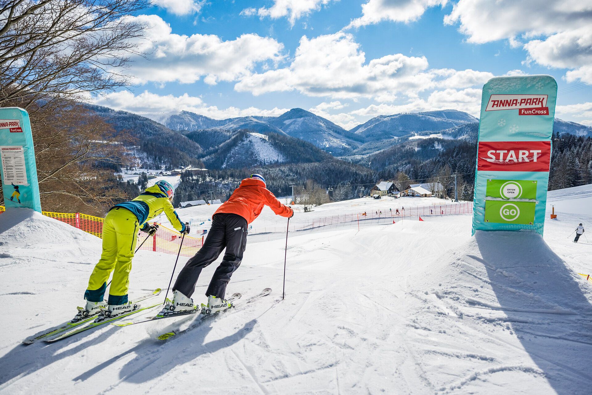 Die Annaberger Lifte bieten ein vielseitiges Wintererlebnis für Skifahrer und Snowboarder aller Könnensstufen.
Im Anna-Park können sich Fortgeschrittene auf Rails, Boxen, Kickern und einer Boardercross-Strecke austoben.
Familien und Naturfreunde genießen bestens präparierte Pisten in der idyllischen Bergwelt der Mostviertler Alpen.
Von der Übungspiste bis zu anspruchsvollen Hängen verbindet das Skigebiet Sport, Spaß und Naturerlebnis.