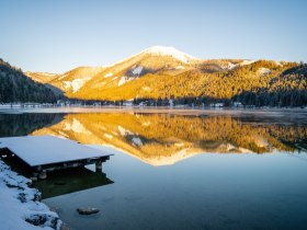 Am winterlichen Erlaufsee, mit Blick auf die Gemeindealpe Mitterbach, &copy; kasakphoto.com