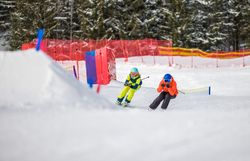 Die Annaberger Lifte bieten ein vielseitiges Wintererlebnis für Skifahrer und Snowboarder aller Könnensstufen.
Im Anna-Park können sich Fortgeschrittene auf Rails, Boxen, Kickern und einer Boardercross-Strecke austoben.
Familien und Naturfreunde genießen bestens präparierte Pisten in der idyllischen Bergwelt der Mostviertler Alpen.
Von der Übungspiste bis zu anspruchsvollen Hängen verbindet das Skigebiet Sport, Spaß und Naturerlebnis.