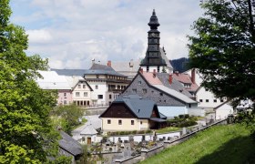 Blick auf Annaberg mit Kirche und Friedhof im Vordergrund.