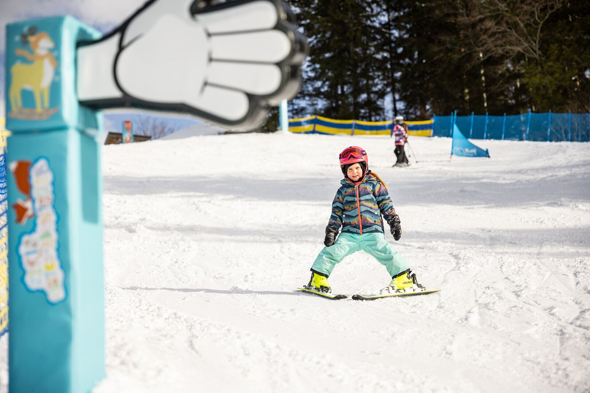 Spaß für Groß und Klein bei den Annaberger Liften mit dem liebevoll gestalteten Anna-Land und Nikis Pisten-Abenteuer.
Ein Märchenwald mit sprechenden Tieren, Seillift und Zauberteppich sorgt für spielerisches Skivergnügen.
Leichte Hänge im Ski-Zentrum Reidl bieten ideale Bedingungen für Kinder und Anfänger.
Niki der Fuchs begleitet die kleinen Gäste mit bunten Stationen und viel Bewegung durch den Winter.