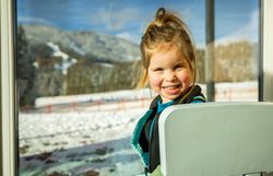 Spaß für Groß und Klein bei den Annaberger Liften mit dem liebevoll gestalteten Anna-Land und Nikis Pisten-Abenteuer.
Ein Märchenwald mit sprechenden Tieren, Seillift und Zauberteppich sorgt für spielerisches Skivergnügen.
Leichte Hänge im Ski-Zentrum Reidl bieten ideale Bedingungen für Kinder und Anfänger.
Niki der Fuchs begleitet die kleinen Gäste mit bunten Stationen und viel Bewegung durch den Winter.