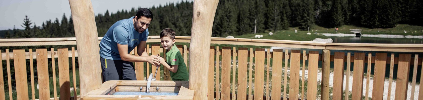 Nikis Alm-Abenteuer - Spaß am Wasserpielplatz &quot;Alm-Bründl&quot;, © jollyschwarz.com / heldenderfreizeit.com