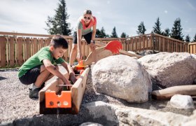 Nikis Alm-Abenteuer - versorge die Tiere beim Alm-Br&uuml;ndl mit Wasser, &copy; jollyschwarz.com / heldenderfreizeit.com