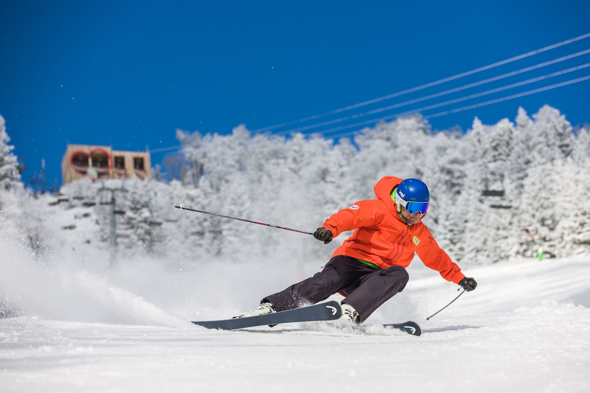 Die Annaberger Lifte bieten ein vielseitiges Wintererlebnis für Skifahrer und Snowboarder aller Könnensstufen.
Im Anna-Park können sich Fortgeschrittene auf Rails, Boxen, Kickern und einer Boardercross-Strecke austoben.
Familien und Naturfreunde genießen bestens präparierte Pisten in der idyllischen Bergwelt der Mostviertler Alpen.
Von der Übungspiste bis zu anspruchsvollen Hängen verbindet das Skigebiet Sport, Spaß und Naturerlebnis.