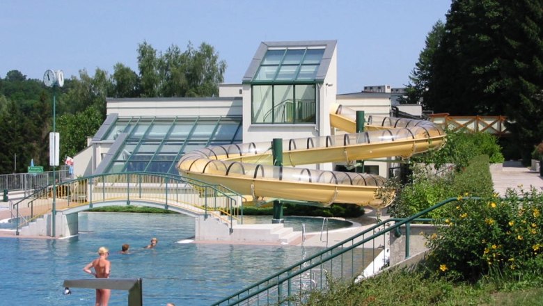Exterior view of the Scheibbs all-weather pool with slide and swimming pool.