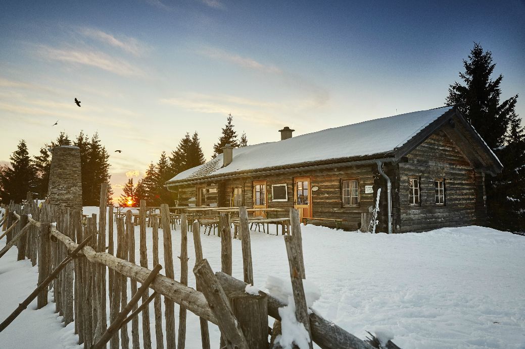 Anna-Alm im winterlichen Sonnenuntergang 