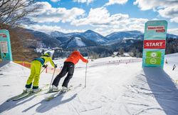 Die Annaberger Lifte bieten ein vielseitiges Wintererlebnis für Skifahrer und Snowboarder aller Könnensstufen.
Im Anna-Park können sich Fortgeschrittene auf Rails, Boxen, Kickern und einer Boardercross-Strecke austoben.
Familien und Naturfreunde genießen bestens präparierte Pisten in der idyllischen Bergwelt der Mostviertler Alpen.
Von der Übungspiste bis zu anspruchsvollen Hängen verbindet das Skigebiet Sport, Spaß und Naturerlebnis.