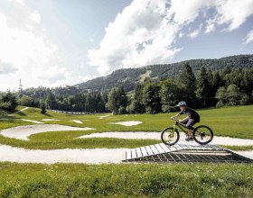 Biken im Mini-Bikepark, © Jolly Schwarz